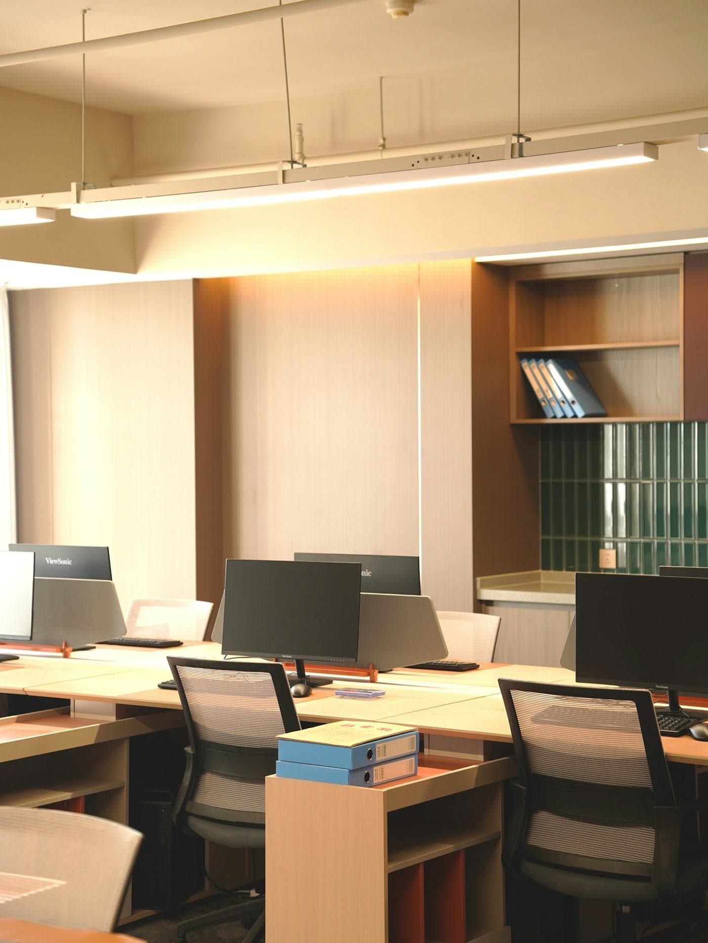 Espace de bureau lumineux avec bureaux et écrans